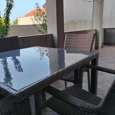 Kristina Sa Dvije Sobe *