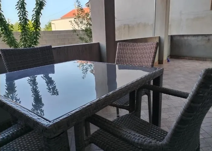 Kristina Sa Dvije Sobe *